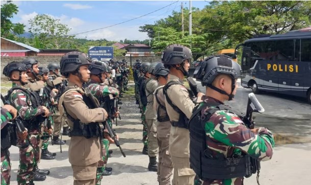 Personel TNI POLRI berbaris di Pos Komando Taktis Operasi Madago Raya saat kunjungan Panglima TNI Andika Perkasa, Jumat (13/5) (Foto: VOA/ Yoanes Litha)