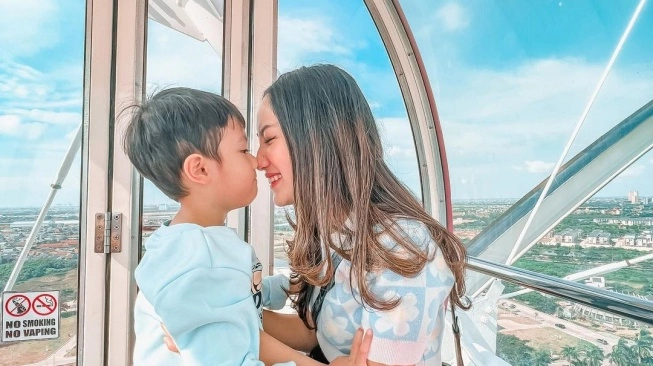 Tamara Tyasmara dan anaknya (sumber: suara.com)