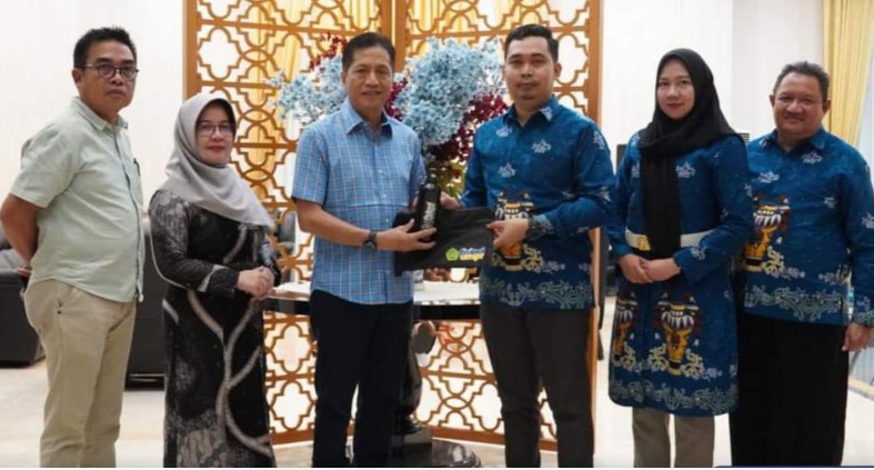 Pj Bupati Barito Utara, Drs. Muhlis menerima kunjungan audiensi dari jajaran Universitas Muhamadiyah Palangkaraya (UMPR) di rumah jabatan Bupati Barito Utara, Selasa (5/3/2024). Foto:Delia/1tulah.com