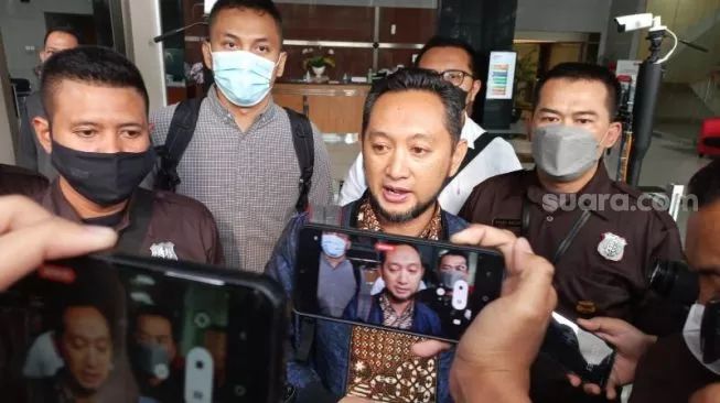 Eks Kepala Kantor Direktorat Jenderal Bea dan Cukai (DJBC) Makassar Andhi Pramono usai diperiksa KPK terkati harta kekayaan yang dianggap tak wajar (suara.com)