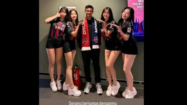 Pratama Arhan dikelilingi cewek cantik di Korea (sumber: suara.com)