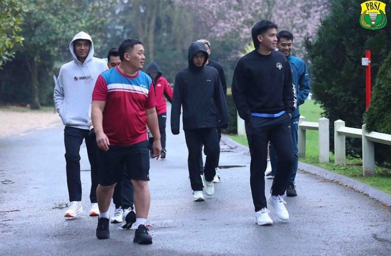 Tim Bulu Tangkis Indonesia joging sore setibanya di Chambly, Prancis (sumber: instagram @badminton.ina)