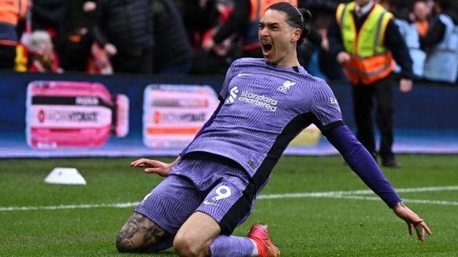 Penyerang Liverpool, Darwin Nunez merayakan golnya ke gawang Nottingham Forest pada laga Liga Inggris yang rampung Sabtu (2/3/2024) tengah malam WIB di City Ground, Nottingham (sumber: suara.com)