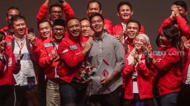 Ketua umum PSI Kaesang Pangarep dan jajaran pengurus. (sumber: suara.com)