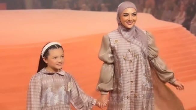 Ashanty dan Arsy Hermansyah Kenakan Salah Satu Koleksi Baju Lebaran Rancangan Zaskia Sungkar (sumber: suara.com)