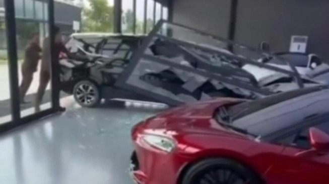 Viral Mitsubishi Xpander Tabrak Showroom Mobil Mewah (sumber: suara.com)
