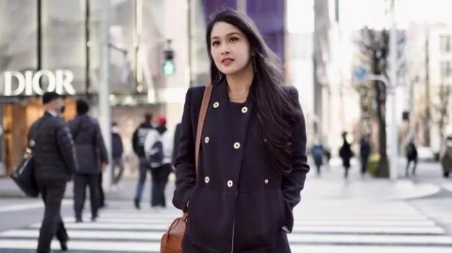 Potret Sandra Dewi dan suami jalan-jalan di Jepang (sumber: suara.com)