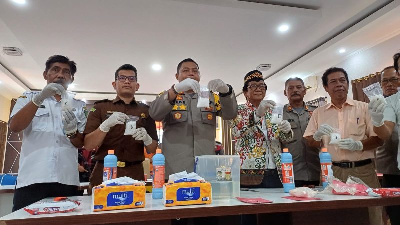 Kapolres Barito Utara AKBP Gede Eka Yudharma, saat memperlihatkan barbuk narkotika jenis sabu sebelum dimusnahkan, Rabu (20/3/2024).Foto.Delia/1tulah.com
