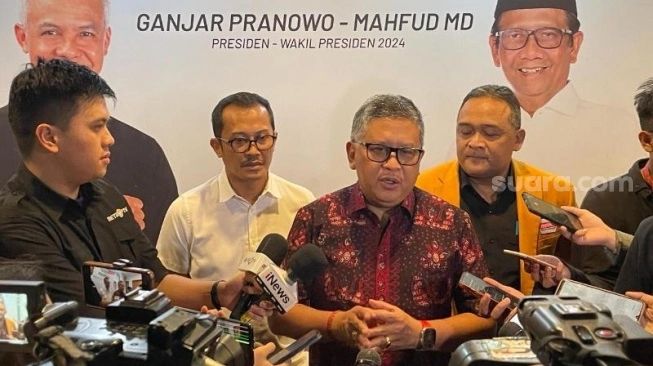 Hasto mengklaim PDIP begitu solid dalam memberikan dukungan untuk Ganjar-Mahfud di kawasan Menteng, Jakarta Pusat, Kamis (21/3/2024) (sumber: suara.com)