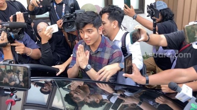 Teuku Ryan meninggalkan Pengadilan Agama Jakarta Selatan usai sidang cerai melawan Ria Ricis, Senin (4/3/2024). (sumber: suara.com)