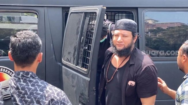 Penampilan Ammar Zoni saat dilimpahkan ke Kejaksaan Negeri Jakarta Barat atas kasus penyalahgunaan narkoba, Kamis (28/3/2024) (sumber: suara.com)