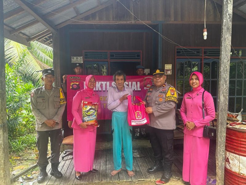 Kapolsek Teweh Timur Ipda Novendra didampingi Ketua Bhayangkari ranting Polsek Teweh Timur, saat menyerahkan bansos kepada warga Jompo di Desa Benangin, Kamis (28/3/2024).Foto.humas Posek Teweh Timur