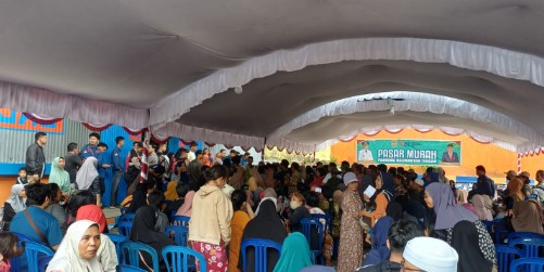 Warga dua kelurahan Lanjas dan melayui saat antri mendapatkan beras di kantor Bulog Muara Teweh, Selasa (19/03/2024).Foto.Delia