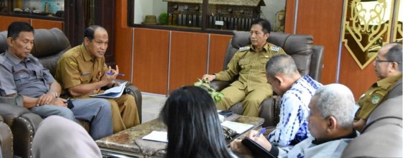- PT. Perusda Batara Membangun melakukan audiensi dengan Pemkab Barito Utara di ruang Kerja Pj.Bupati Muara Teweh, Senin (25/3/2024).Foto:Delia/1tulah.com