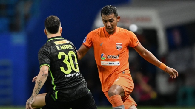 Duel Borneo FC vs Persebaya Surabaya dalam laga pekan ke-28 Liga 1 2023-2024 di Stadion Batakan, Balikpapan, Kamis (7/3/2024) dini hari WIB.  (sumber: suara.com)