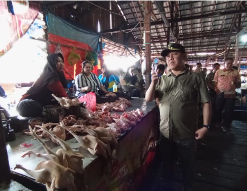 Pj. Bupati Barsel, H. Deddy Winarwan (kanan) saat berbincang dengan salah satu pedangan di pasar Sayur dan Ikan (Saik) Buntok dalam rangka mencek harga serta memantau ketersedian bahan-bahan Sembako, Kamis (7/3/2024). Foto. Alifansyah/1tulah.com