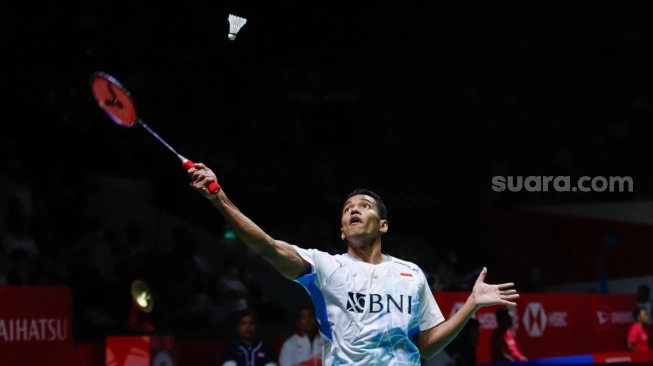 Pebulu tangkis Tunggal Putra Indonesia Chico Aura Dwi Wardoyo saat bertanding dengan Tunggal Putra Denmark Anders Antonsen dalam babak 32 besar turnamen Indonesia Masters 2024 di Istora Senayan, Jakarta, Rabu (24/1/2024).  (sumber: suara.com)