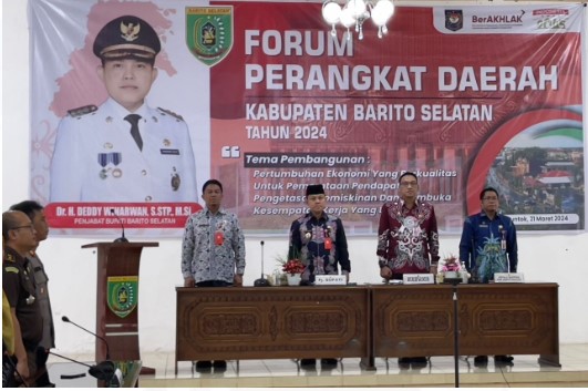 Pj. Bupati Barsel, H. Deddy Winarwan (tengah) didampingi Sekda Eddy Purwanto (tengah kanan) bersama Asisten I saat menghadiri sekligus membuka acara Forum Perangkat Daerah, bertempat di Aula Kantor Bappeda, Jalan Pahlawan, Kamis (21/3/2024). Foto. Alifansyah/1tulah.com