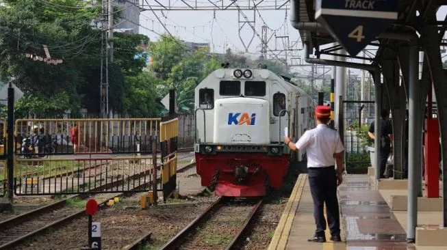Kereta api jarak jauh (sumber: suara.com)