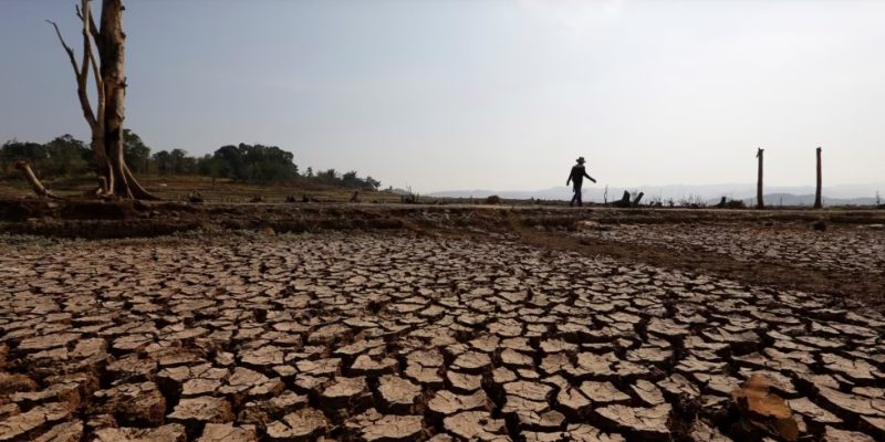 Seorang pria berjalan di dekat lahan kering yang sebelumnya terendam di Waduk Jatigede saat musim kemarau di Sumedang, Jawa Barat, 15 September 2018. (REUTERS/Willy Kurniawan)