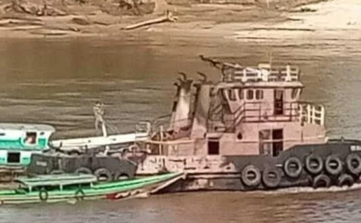 Kapal TB Hasyim yang terbakar saat dievakuasi warga dan pihak perusahaan PT Pada Idi.Foto.screnshot whatapps warga desa