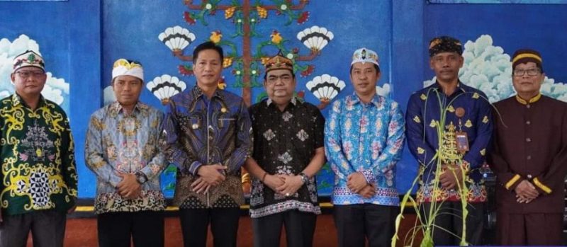 Pj. Bupati Barito Utara Drs. Muhlis menghadiri Pengukuhan Pengurus Majelis Daerah Agama Hindu Kaharingan (MD-AHN) Kabupaten Barito Utara  Periode 2023-2028, Kamis (7/3/2024). Foto:Delia/1tulah.com