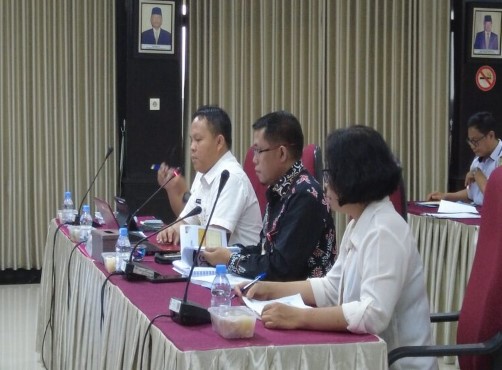 Pj. Bupati Barsel H. Deddy Winarwan (tengah) didampimgi jajarannya saat menyampaikan paparan di hadapan Tim Evaluator dari Inspektorat Jenderal Kemendagri, di Jakarta Pusat, Rabu (28/2/2024). Foto. Alifansyah/1tulah.com