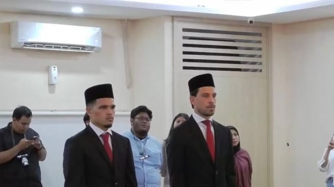 Ragnar dan thom Haye resmi menjadi WNI (sumber: suara.com)