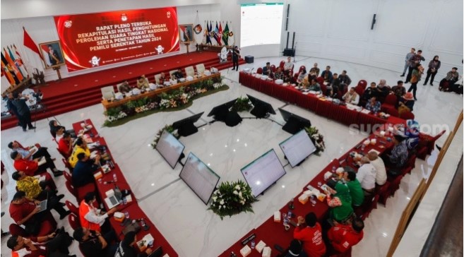 Ilustrasi rapat pleno rekapitulasi penghitungan suara Pemilu 2024 tingkat nasional di Kantor KPU, Jakarta.
[Suara.com/Alfian Winanto]