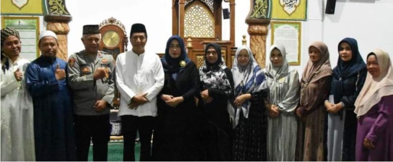 Pj. Bupati Barito Utara Drs. Muhlis untuk menyapa masyarakat dan berbuka puasa  bersama di Kecamatan Teweh Selatan, Selasa (19/3/2024).Foto:Delia/1tulah.com