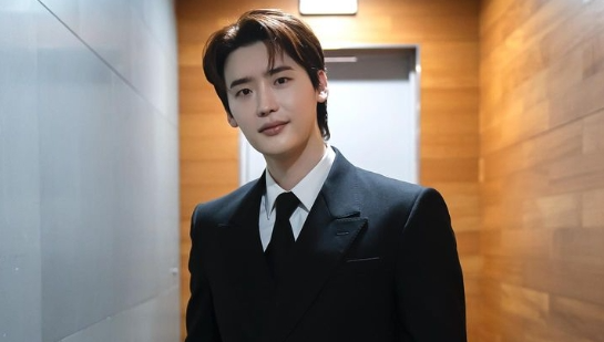 Lee Jong Suk hadir di konser IU. (foto: instagram @jongsuk0208)