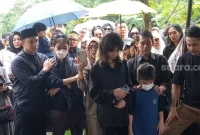 Suasana pemakaman Stevie Agnecya di TPU Tanah Kusir, Jumat (22/3/2024)  (sumber: suara.com)
