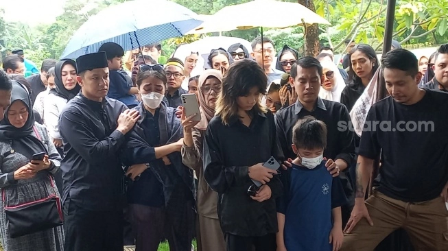 Suasana pemakaman Stevie Agnecya di TPU Tanah Kusir, Jumat (22/3/2024)  (sumber: suara.com)