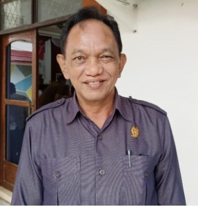 H. Raden Sudarto, Anggota DPRD Barsel usai diwawancarai wartawan saat selesai mengikuti rapat bersama pemerintah daerah setempat, Selasa, (26/3/2024). Foto. Alifansyah/1tulah.com