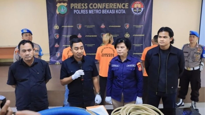 Tiga orang ditetapkan sebagai tersangka dalam kasus bensin campur air di SPBU Pertamina Bekasi yang viral di media sosial pada akhir Maret 2024 (sumber: suara.com)