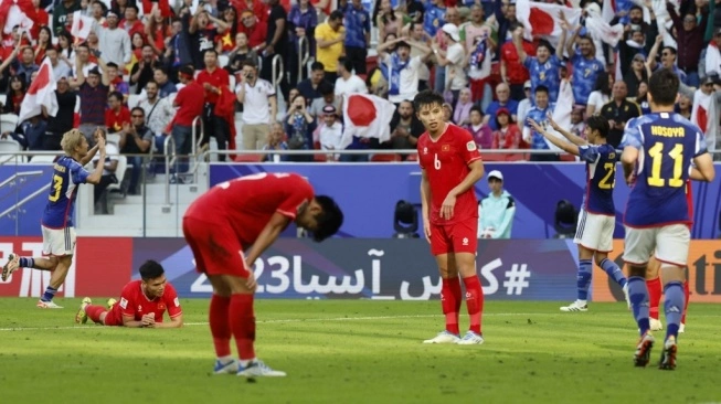 Ekspresi para pemain Timnas Vietnam (jersey merah) pada laga Piala Asia 2023 kontra Jepang di Stadion Al Thumama, Doha, Qatar, Minggu (14/1/2024) (sumber: suara.com)