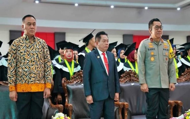 Ketua DPRD Kalteng, Wiyatno (tengah) ketika menghadiri sidang terbuka senatUPR dengan agenda Wisuda Program Pascasarjana dan Sarjana. Foto:Istimewa