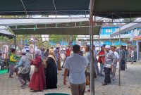 H Gogo Purman Jaya saat menari Japen bersama warga. FOTO. Deni