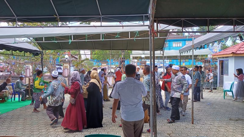 H Gogo Purman Jaya saat menari Japen bersama warga. FOTO. Deni