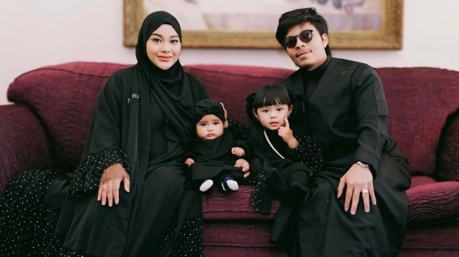 Potret Lebaran Keluarga Atta Halilintar dan Aurel Hermansyah  (sumber: suara.com)