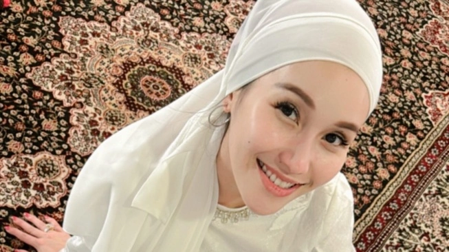 Outfit Ayu Ting Ting Gelar Pengajian (sumber: suara.com)