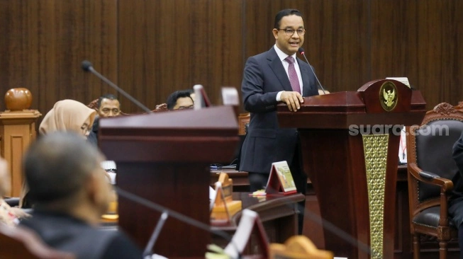 Capres nomor urut satu, Anies Baswedan saat mengikuti sidang perdana perselisihan hasil Pilpres 2024 di Gedung Mahkamah Konstitusi, Jakarta, Kamis (27/3/2024) (sumber: suara.com)