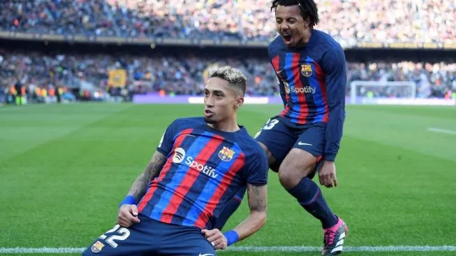 Raphinha mencetak dua gol saat Barcelona mengalahkan PSG dengan skor 2-3 dalam leg pertama perempat final Liga Champions, Kamis (11/4/2024). (sumber: suara.com)
