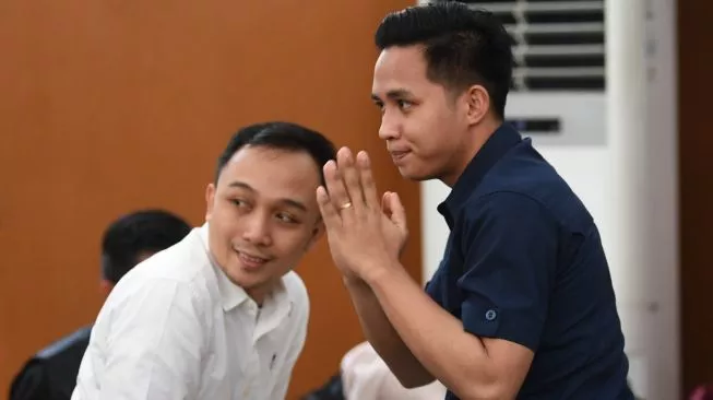 Terdakwa kasus pembunuhan berencana Brigadir Yosua Richard Eliezer (kanan) dan Ricky Rizal (kiri) bersiap menjalani sidang lanjutan di PN Jakarta Selatan, Jakarta, Senin (12/12/2022) (sumber: suara.com)