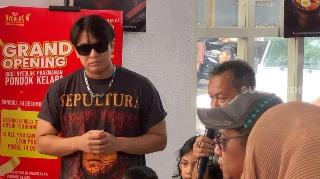 Billy Syahputra di kawasan Pondok Kelapa, Jakarta, Minggu (24/12/2023). (sumber: suara.com)