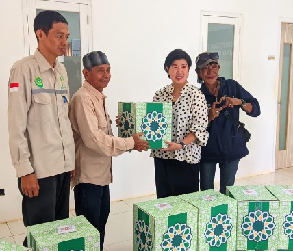 Pimpinan perusahan PT. Rimau Group, Kiki Gunawan (dua dari kanan). Foto: 1tulah.com/zakirin