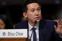 CEO TikTok Shou Zi Chew memberikan kesaksian dalam sesi sidang di hadapan anggota Senat AS di Gedung Capitol, Washington, pada 31 Januari 2024. (Foto: Reuters/Nathan Howard)