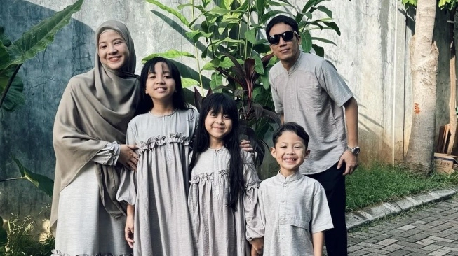 Desta dan Natasha Rizky foto Lebaran bersama ketiga anak mereka, Megumi Arrawda Sachi, Miskha Arrawfa Najma, dan Miguel Arrawsya Janied (sumber: suara.com)