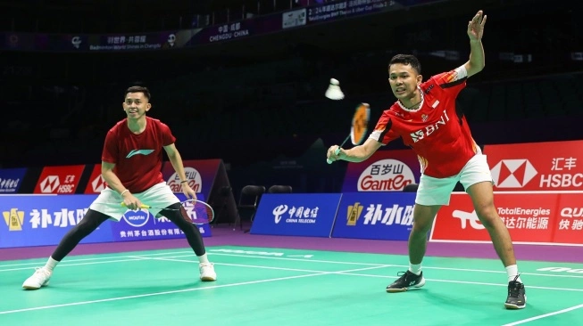 Pasangan ganda putra Indonesia, Fajar Alfian/Muhammad Rian Ardianto berlatih di lapangan Chengdu High-tech Zone Sports Center Gymnasium, China jelang Piala Thomas dan Uber 2024. (sumber: suara.com)