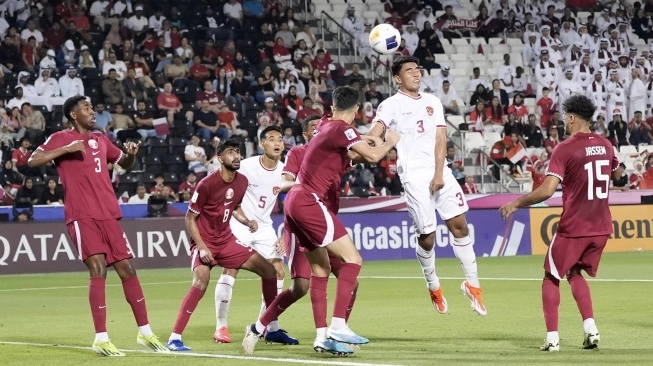 Pesepak bola Timnas U-23 Indonesia Muhammad Ferarri (kedua kanan) menyundul bola saat melawan Timnas U-23 Qatar pada Kualifikasi Grup A Piala Asia U-23 2024 di Stadion Jassim Bin Hamad, Doha, Qatar, Senin (15/4/2024) (sumber: suara.com)